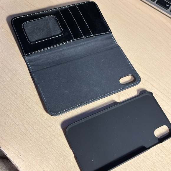 Roots 73 iPhone x wallet/case like new - Picture 4 of 5